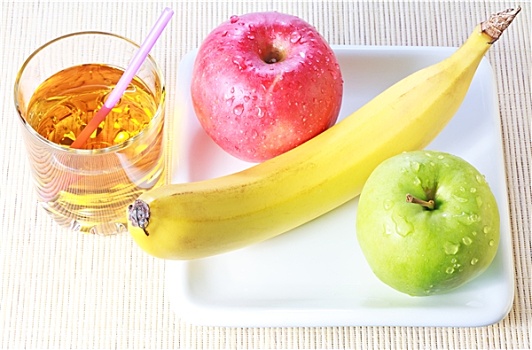 香蕉,绿色,红苹果,盘子,玻璃杯,果汁