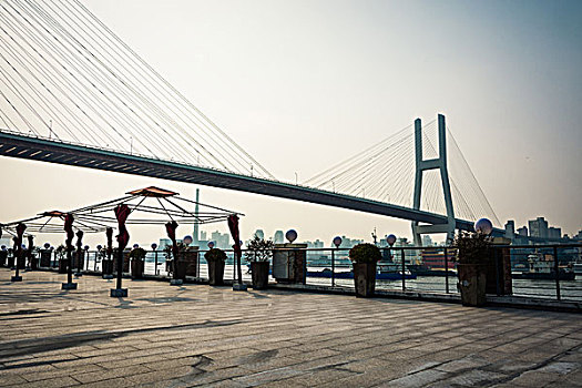 其中上海之间最重要的桥梁,上海南浦大桥