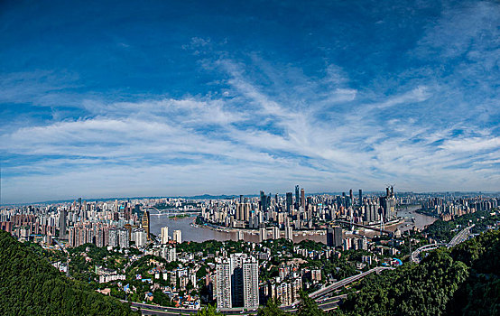 2022年重庆市南岸区南山一棵观景平台上俯瞰重庆渝中区