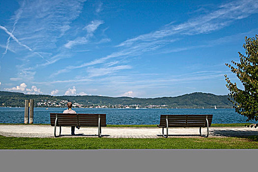 女人,穿,围巾,坐,长椅,岸边,康士坦茨湖,巴登符腾堡,德国,欧洲