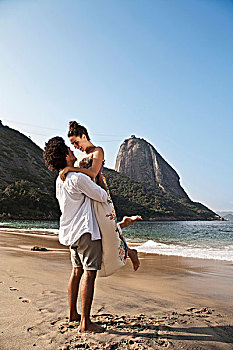 情侣,搂抱,海滩,男人,举起,女人,里约热内卢,巴西