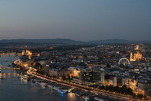 布达佩斯黄昏城市天际线风景