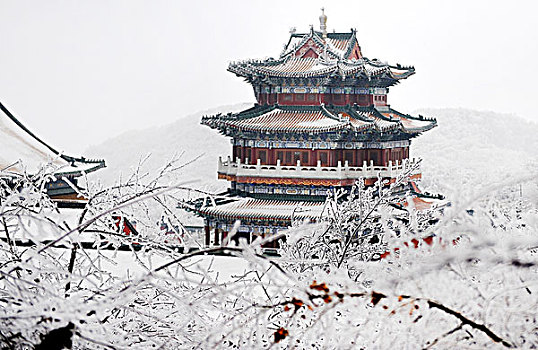 雪景中的天门山寺观音阁