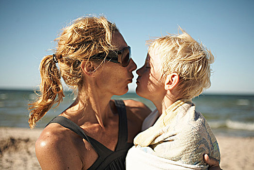 母亲,给,儿子,吻,哥特兰岛,瑞典