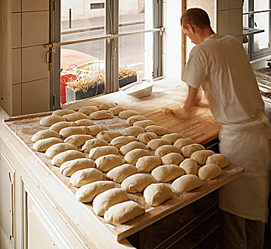 男性,做糕点,法棍面包,面包团,牵手,糕点店,巴黎,法国