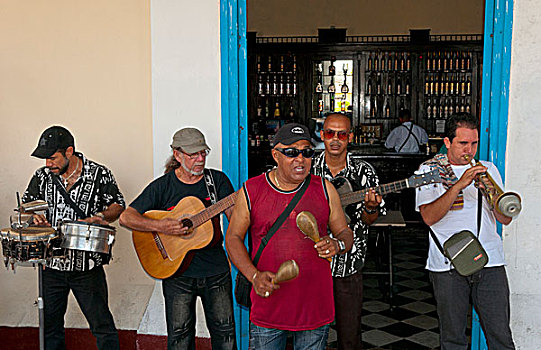 西恩富戈斯,古巴,市中心,乐队,演奏