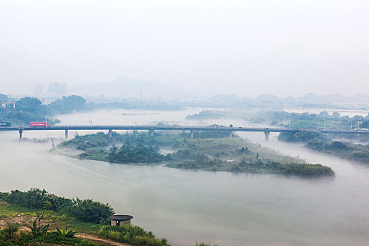 雨雾中的广东河源