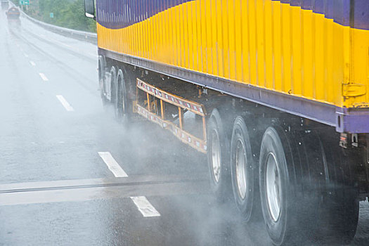 重庆至长沙在雨中g67高速公路上的大货车