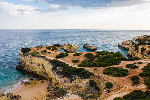 航拍葡萄牙南部阿尔加维海岸线风景