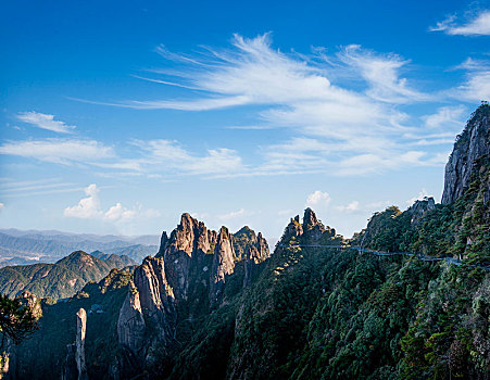 江西上饶三清山盘旋在阳光海岸群山间的栈道