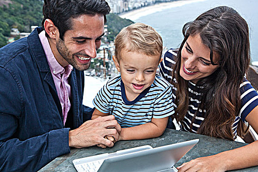 年轻家庭,看,笔记本电脑,里约热内卢,巴西