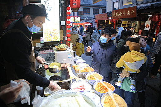 节日里的旅游小镇烟火气十足,套大鹅品美食赏花灯让人流连忘返