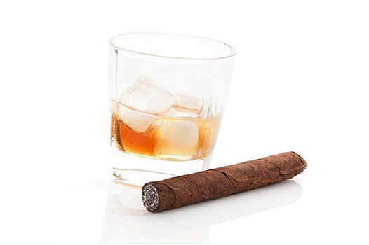 威士忌,雪茄,白色背景