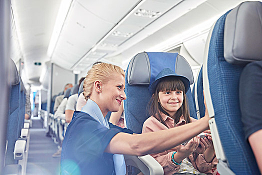 空乘人员,帮助,女孩,乘客,飞机