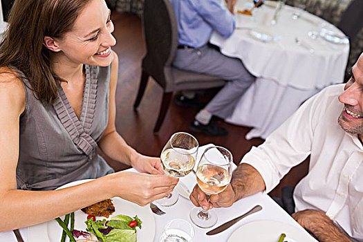 情侣,祝酒,葡萄酒杯,餐桌,餐馆