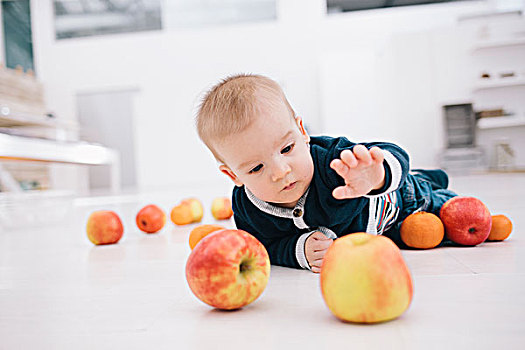 婴儿,玩,水果