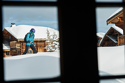 窗户,风景,男性,滑雪,走,大雪,靠近,木屋,隆河阿尔卑斯山省,法国