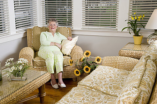 肖像,老年,女人,坐,柳条椅,客厅