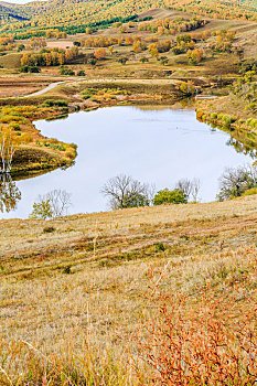 秋天草原湖泊自然风光,中国内蒙古赤峰市乌兰布统蛤蟆坝