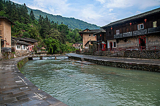 福建漳州南靖土楼林立的塔下村土楼群