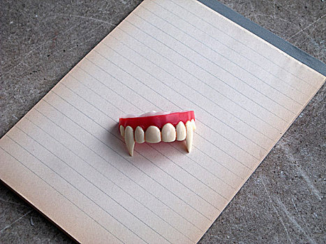吸血鬼,尖牙,记事本,格纹纸
