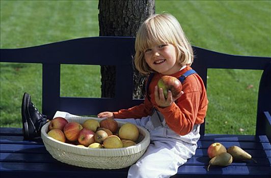 女孩,坐,园凳,篮子,满,苹果