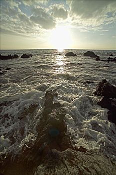 夏威夷,夏威夷大岛,柯哈拉海岸,日落,海浪,岩石上