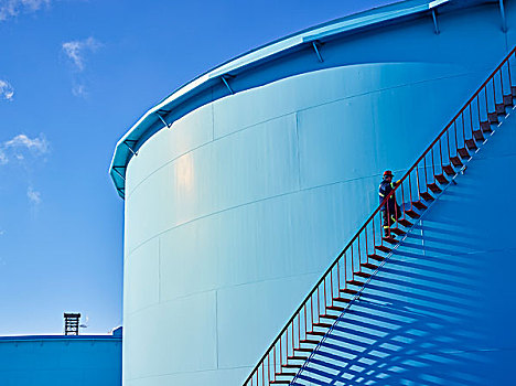 技工,楼梯,大,蓝色,贮罐,精炼厂,埃德蒙顿,艾伯塔省,加拿大