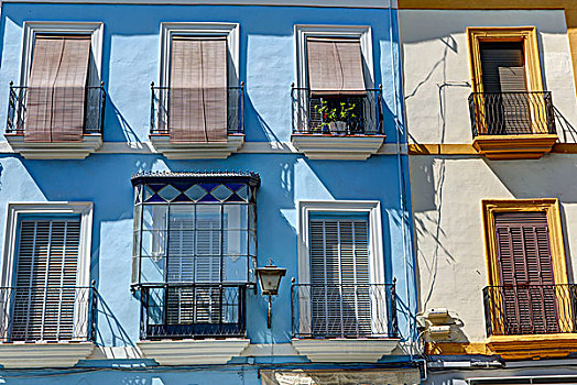 建筑外观,窗户,百叶窗,伞,塞维利亚,安达卢西亚,西班牙,欧洲
