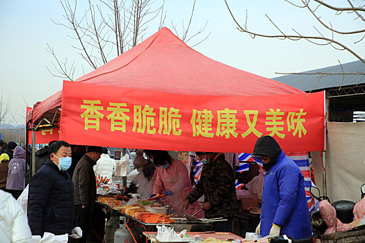 山东省日照市,年货大集乡村美食琳琅满目,春节临近年味儿浓