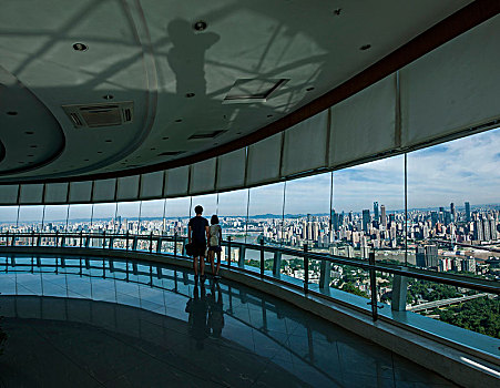 2025年重庆市南岸区南山一棵树观景阁大厅眺望重庆渝中区