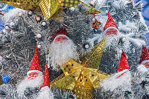 重庆北滨路龙湖星悦广场室内2020圣诞节圣诞树上的圣诞老人