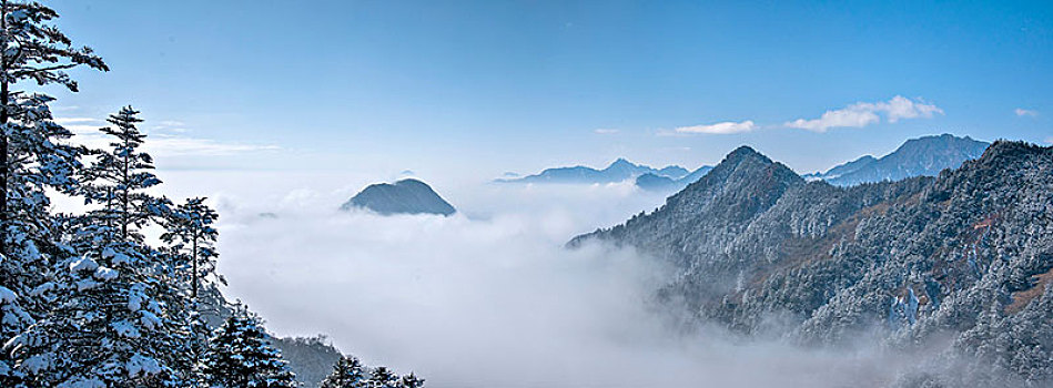 四川大邑县西岭雪山俯瞰观景台远眺西岭群山