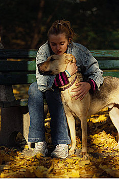 女青年,坐,公园长椅,搂抱,狗