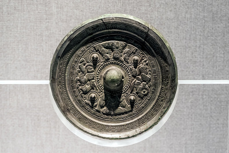 东汉东王公西王母车马画像铜镜,洛阳博物馆馆藏文物