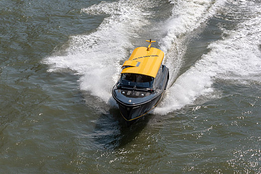 荷兰鹿特丹海里的快艇海上出租车出租船