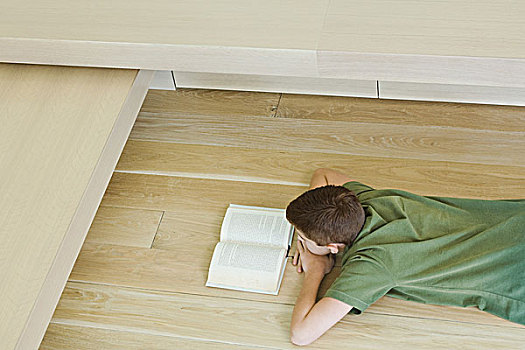 男孩,躺着,地面,读,书本,俯拍