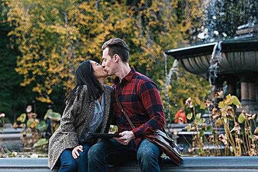 中年,夫妻,吻,毕士达喷泉,中央公园,纽约,美国