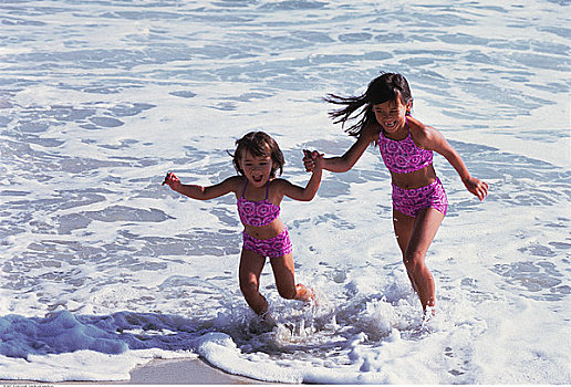 两个女孩,泳衣,跑,海浪,海滩