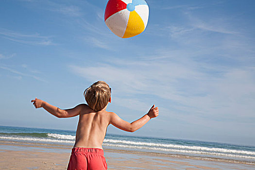 男孩,泳裤,海滩,大,水皮球,空中,高处