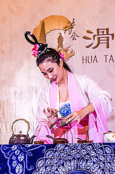 中国·丙申年滑台诗会上美女着汉服表演茶艺