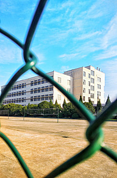 围栏内的教学楼