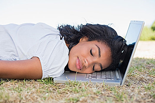 休闲,漂亮,女人,躺着,草,睡觉,笔记本电脑