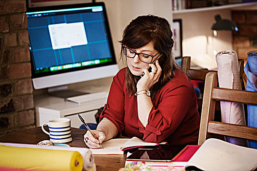 女人,坐,机智,电话,记录,铅笔,电脑屏幕,键盘,桌子,遮盖,布,工艺,材质
