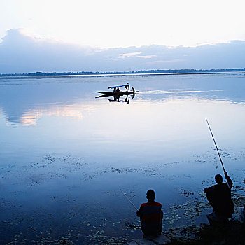 两个人,钓鱼,湖岸,背景,斯利那加,查谟-克什米尔邦,印度
