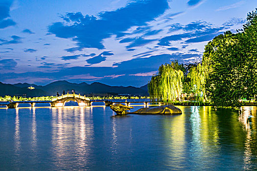 杭州西湖涌金池夜景