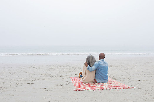 坐,夫妇,红色,白色,条纹,野餐毯,海滩