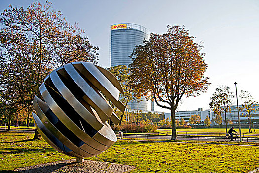 不锈钢,球,雕塑,草地,莱茵河,柱子,塔楼,背影,北莱茵-威斯特伐利亚,德国,欧洲