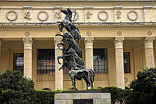 上海友谊会堂前的著名雕塑,飞跃的马