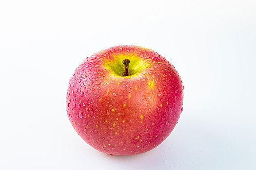 一个新鲜带水珠的红苹果上部特写